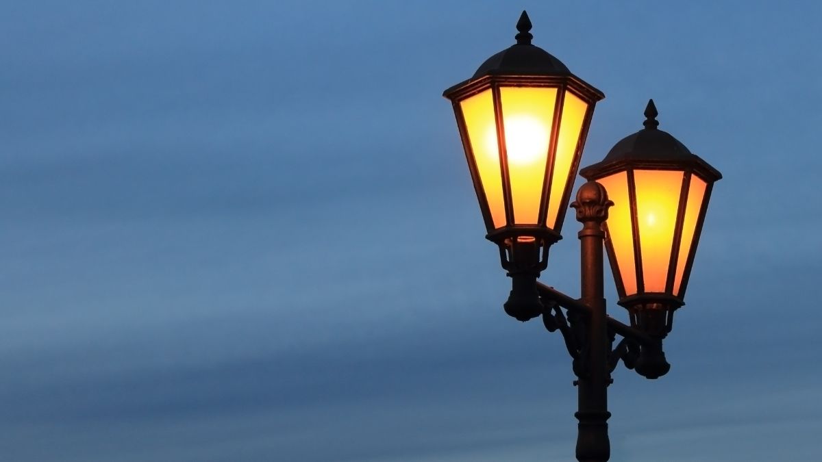farolas encendidas en la calle