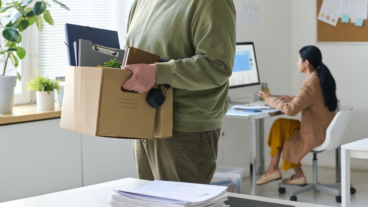 Un empelado despedido con una caja de sus cosas