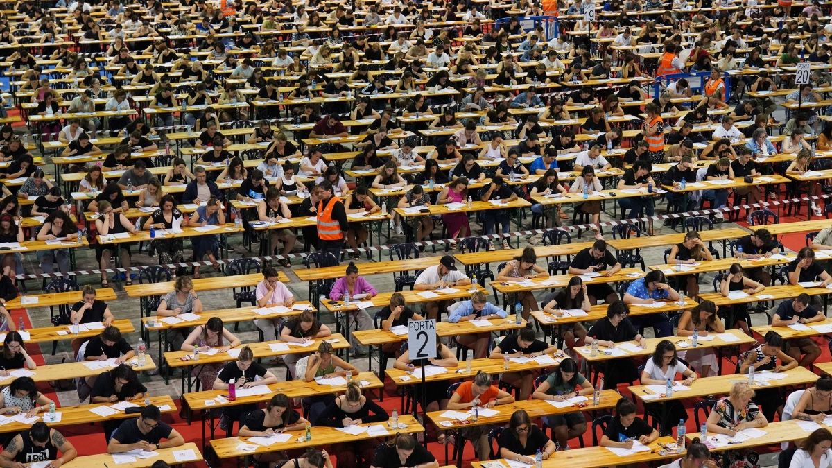 Estudiantes realizando un examen de oposiciones