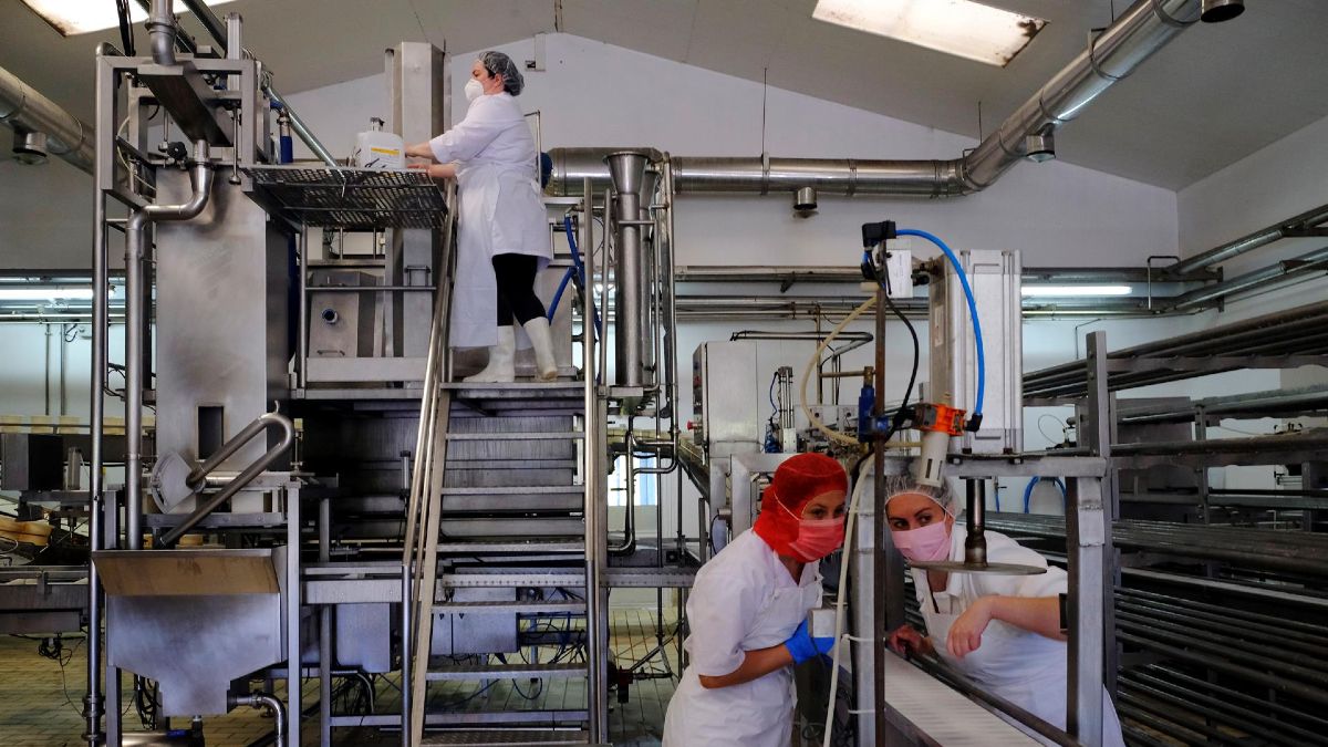 Mujeres trabajando en una fábrica de productos lácteos
