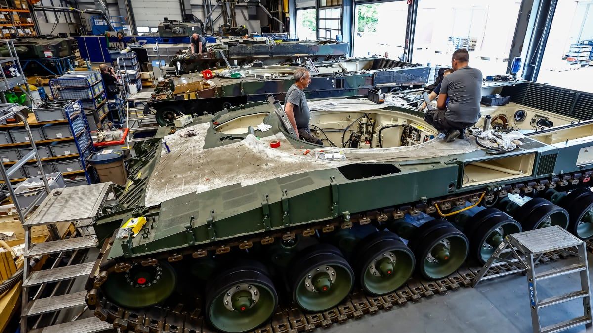 Un empleado de Rheinmetall trabajando en un tanque de batalla en Unterluess, Alemania