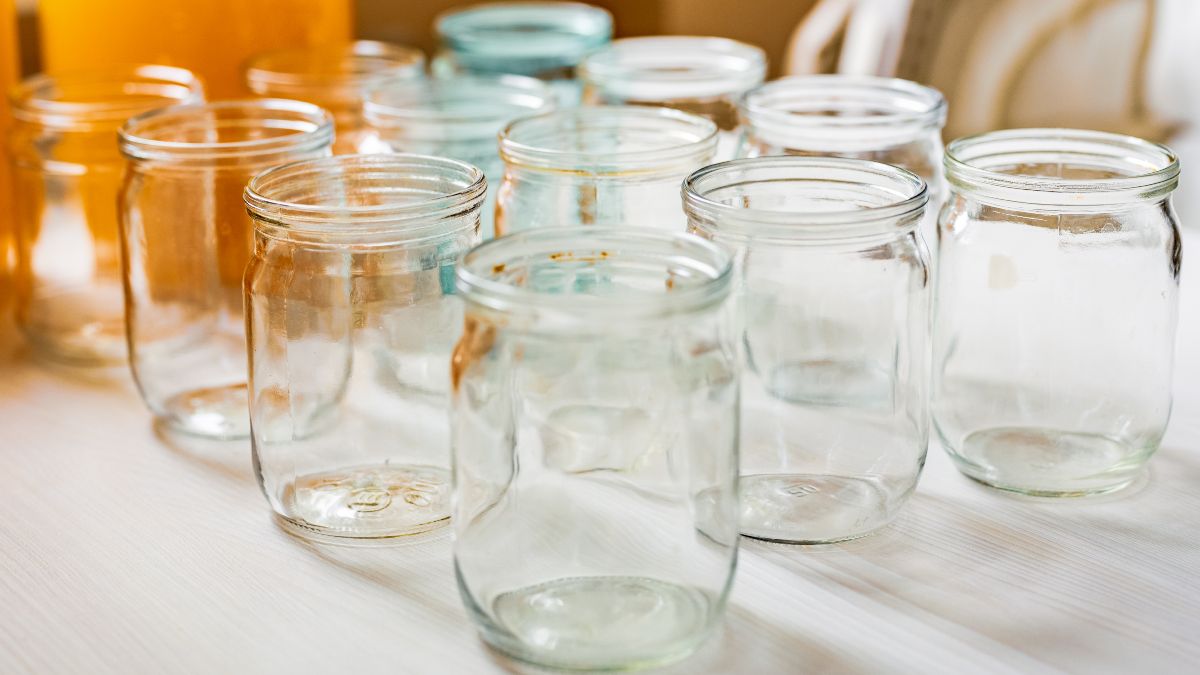 unos tarros de cristal en la mesa