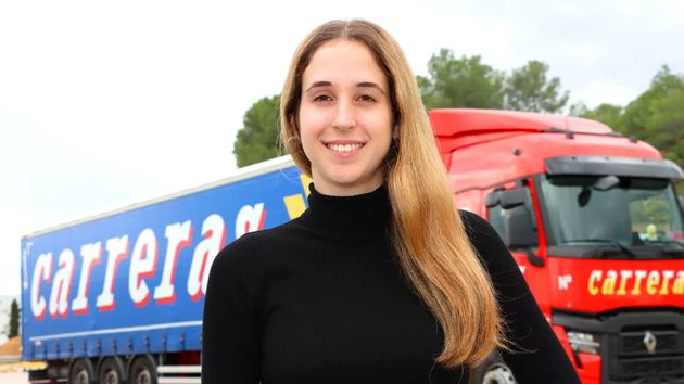 Andrea García, la camionera más joven de España con 22 años: "Trabajo 8 horas, gano 2.000 euros y pienso dedicarme a esto toda mi vida"