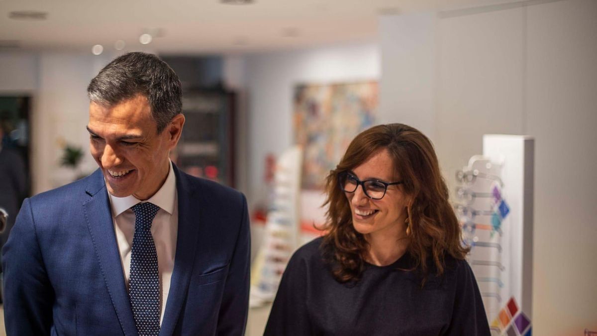 El presidente del Gobierno, Pedro Sánchez, junto a la ministra de Sanidad, Mónica García