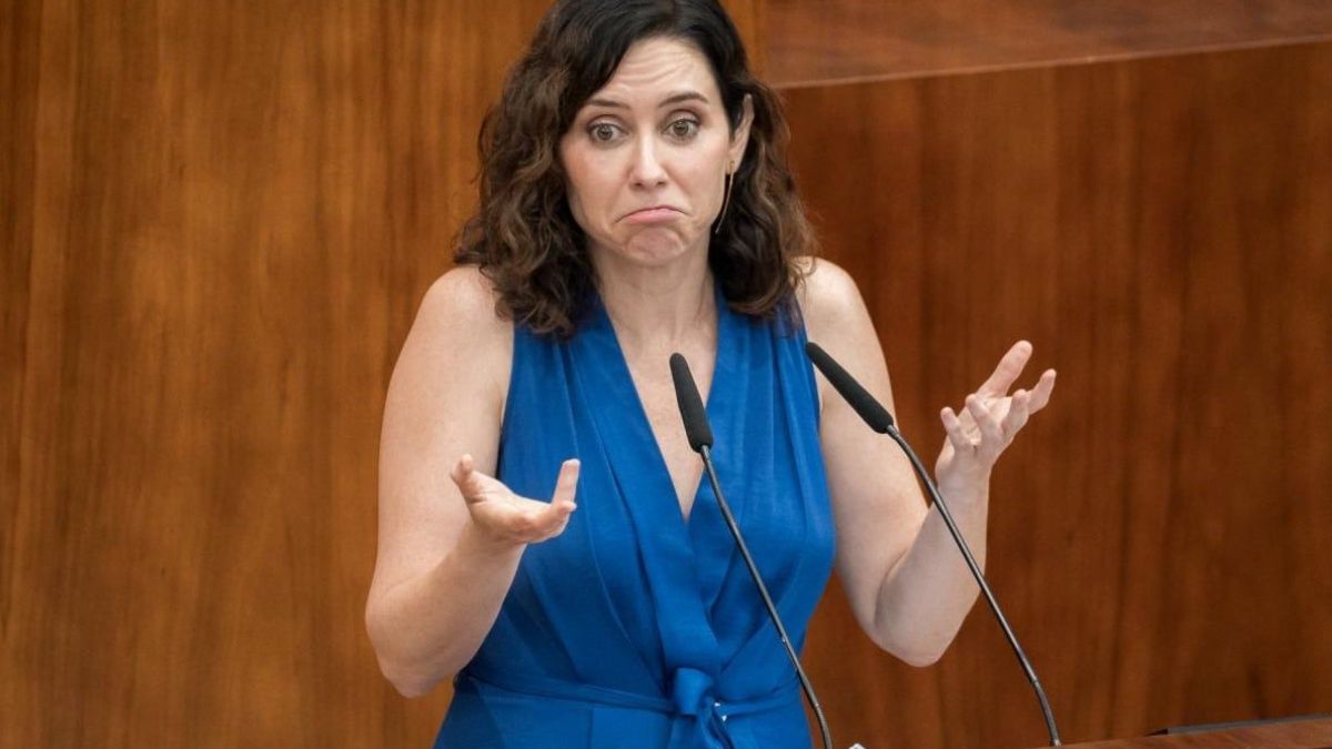 Isabel Díaz Ayuso se encoge de hombros delante de micrófono