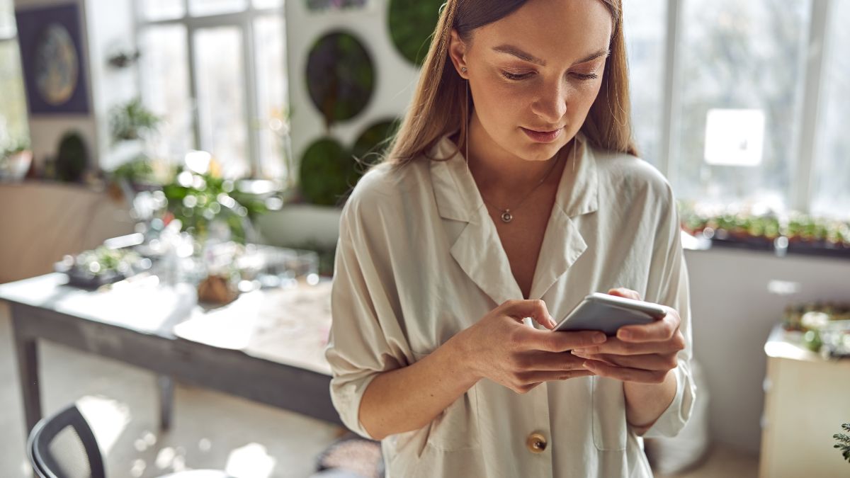 Una mujer consultando el móvil