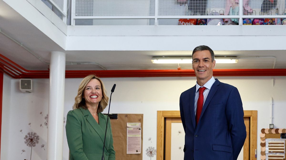 El presidente del Gobierno Pedro Sánchez junto a la ministra de Educación, Pilar Alegría