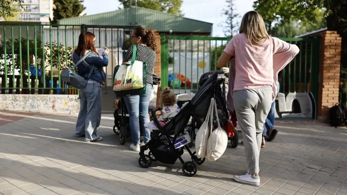 Madres esperando la salida de los niños de la escuela