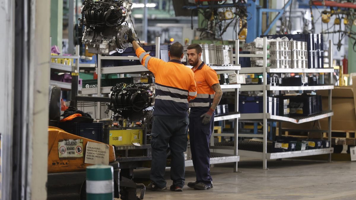 Dos empleados trabajando en un taller