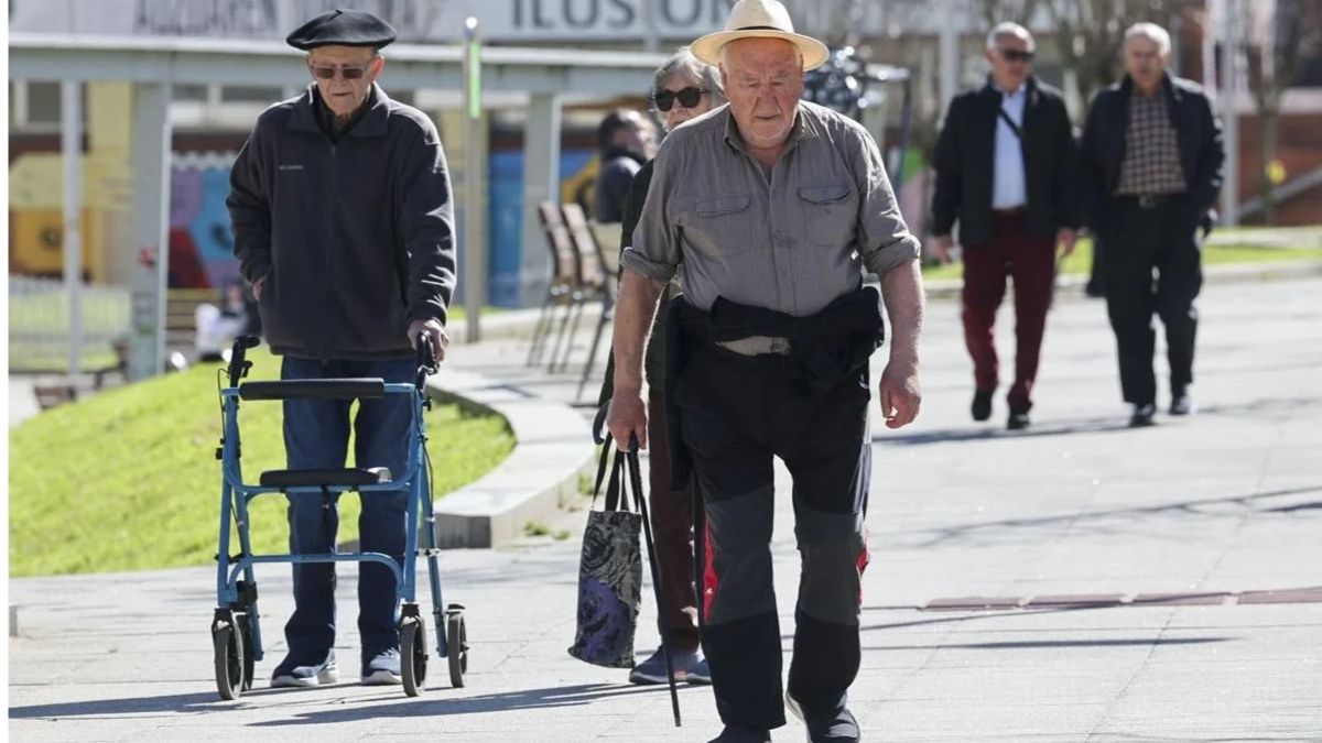 Varios jubilados caminando por la calle