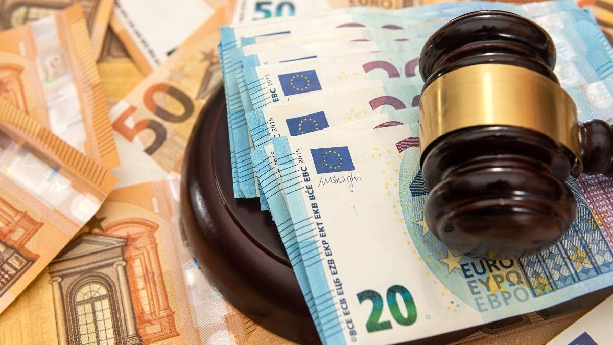 Mazo de juez sobre billetes de euro