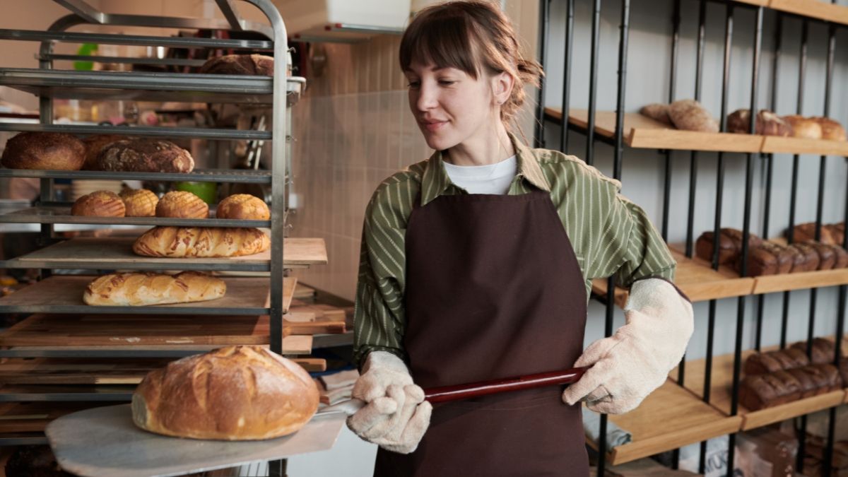 Una mujer trabajando en una panadería