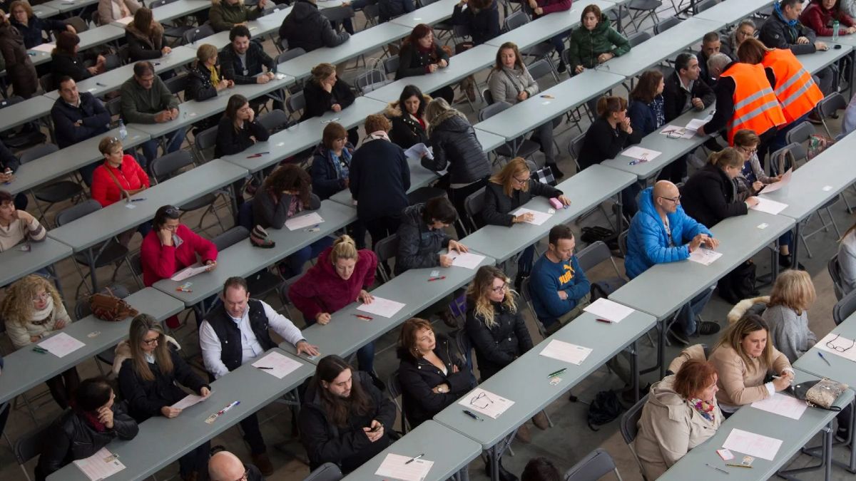 Un grupo de opositores esperando a realizar un examen