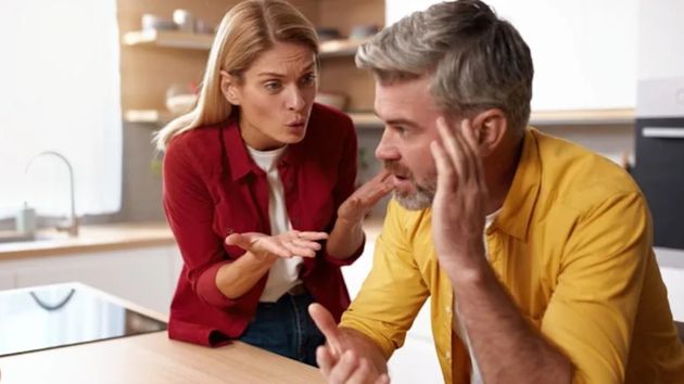 Una mujer descubre que su marido dio 10.000 euros a sus suegros y le acusa de infidelidad financiera: “no trabajo 60 horas a la semana para esto"