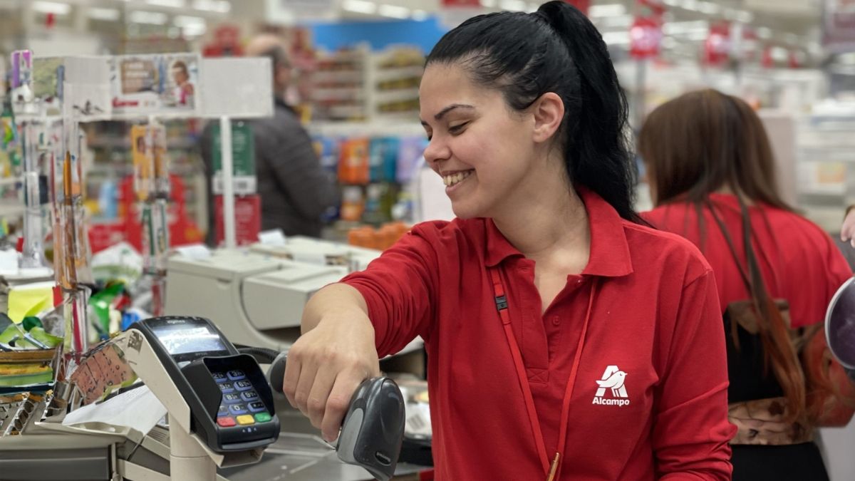 Una trabajadora de cajas en Alcampo