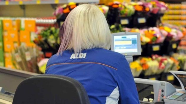 Aldi despide a una trabajadora con 18 años de antigüedad por ‘inventar’ devoluciones de productos por valor de hasta 70 euros y “extraer y guardar” dinero de la caja: es procedente