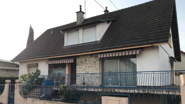 Un magistrado con trastorno bipolar acoge a una mujer y su hija después de que le okuparan su casa: ahora no sabe como echarlas