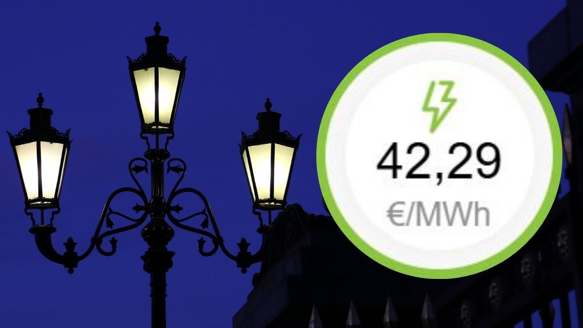 Unas farolas encendidas en la calle por la noche y el precio de la luz