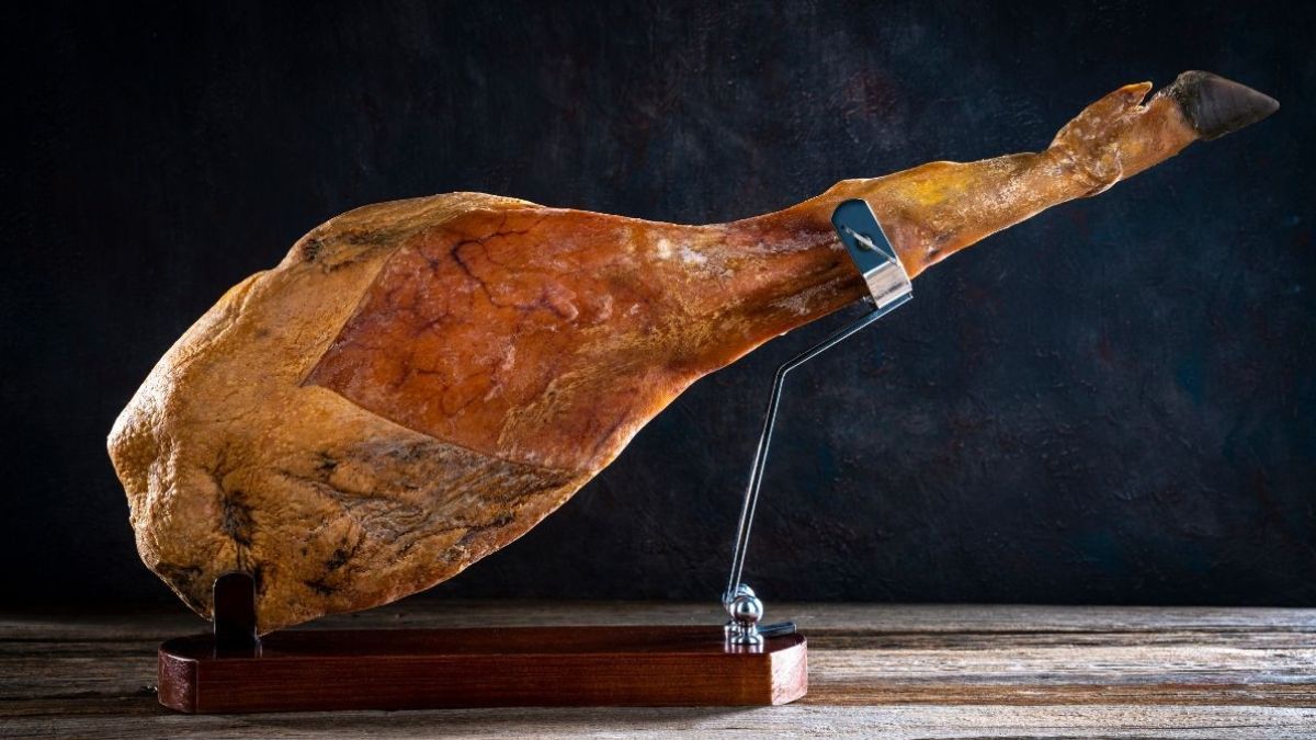 Un jamón serrano colocado en un soporte