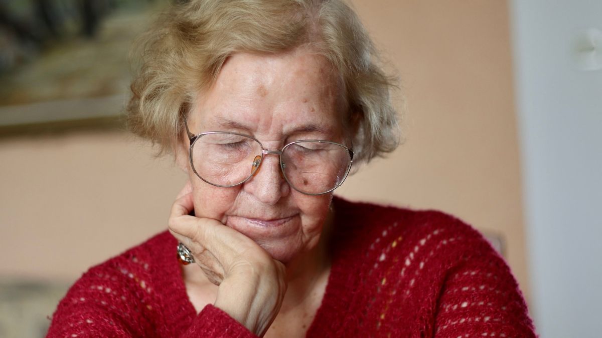 Una jubilada con la mano en la cara