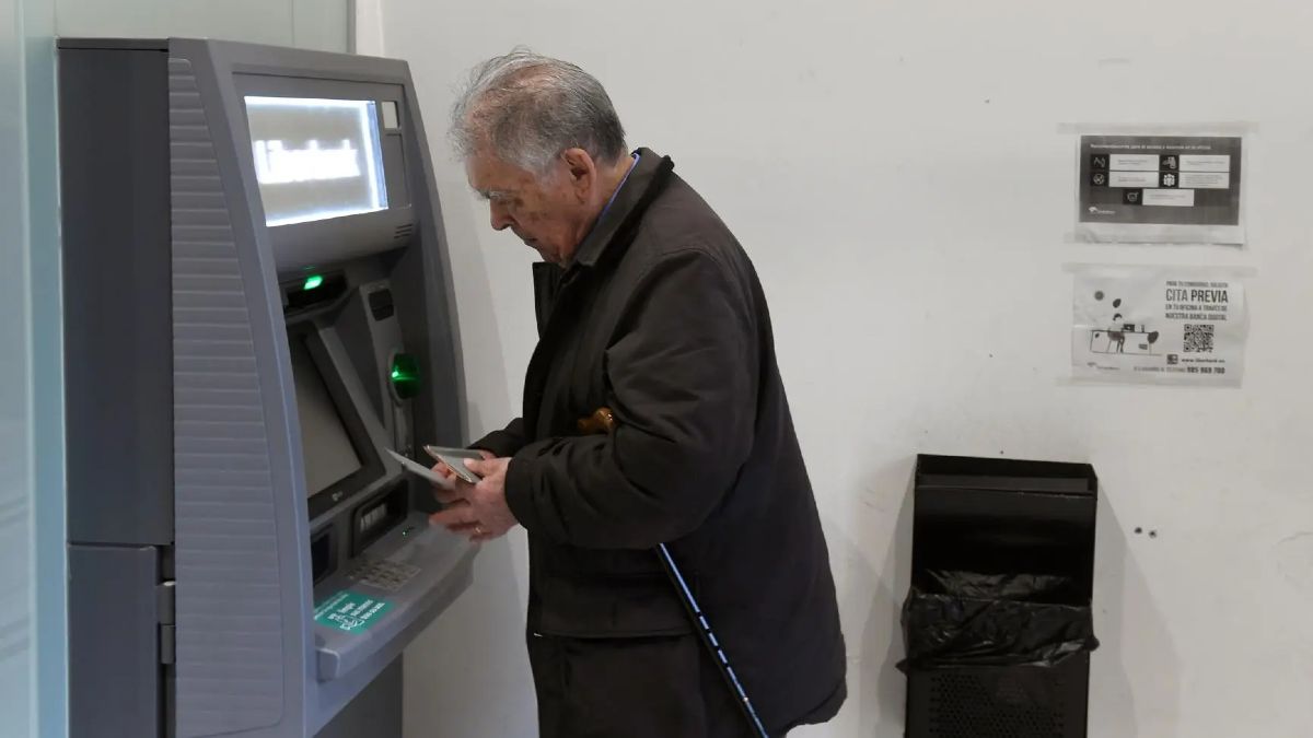 Un hombre sacando dinero del cajero