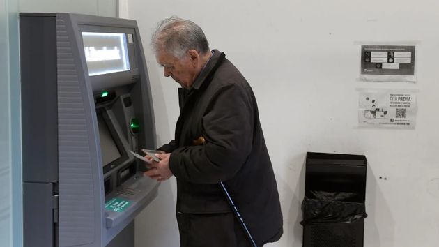 La Guardia Civil avisa de lo que está pasando cuando vas a sacar dinero del cajero