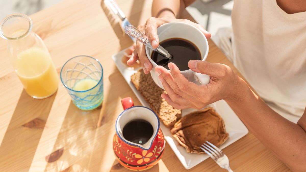 Una persona desayunando