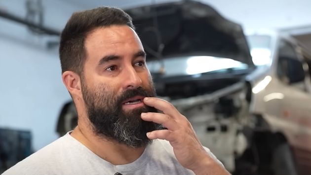 Un mecánico no se corta y confiesa la realidad de tener un taller: “He tenido dos hijos y la baja de paternidad fue de dos días”