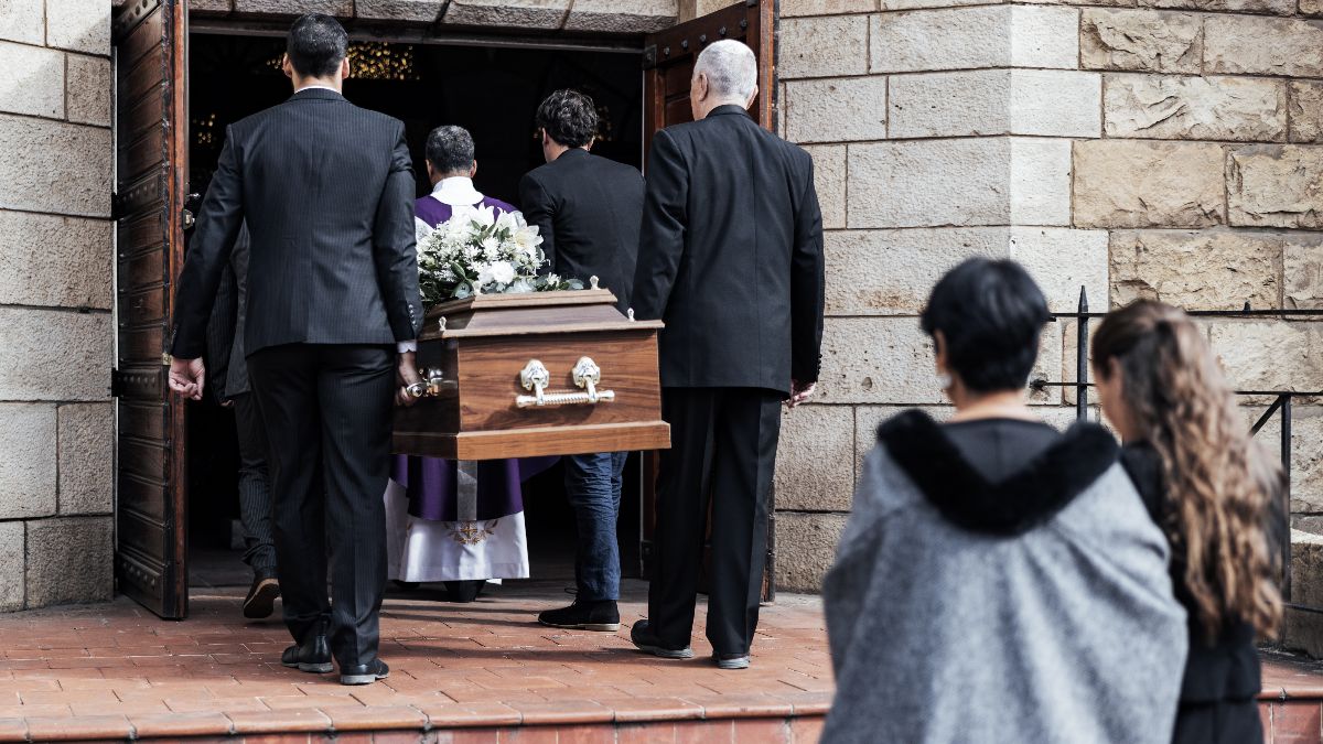 Un grupo de personas en un funeral
