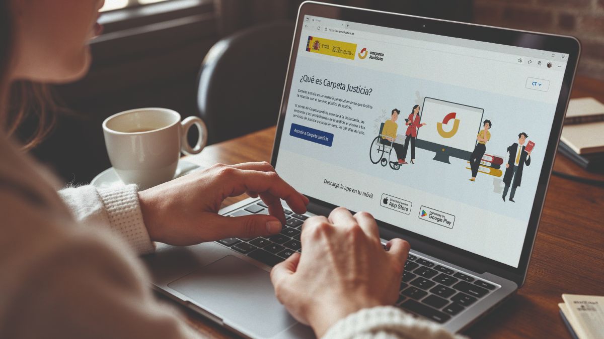 Una profesional usando Carpeta Justicia