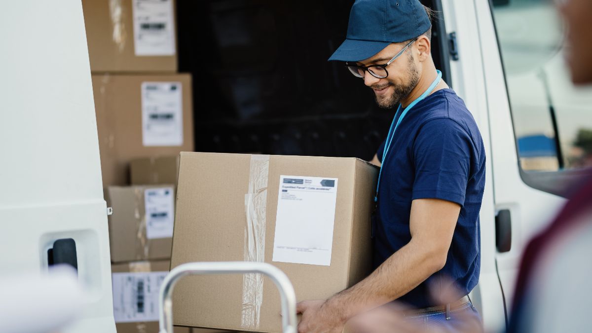 Un empleado de paquetería descargando