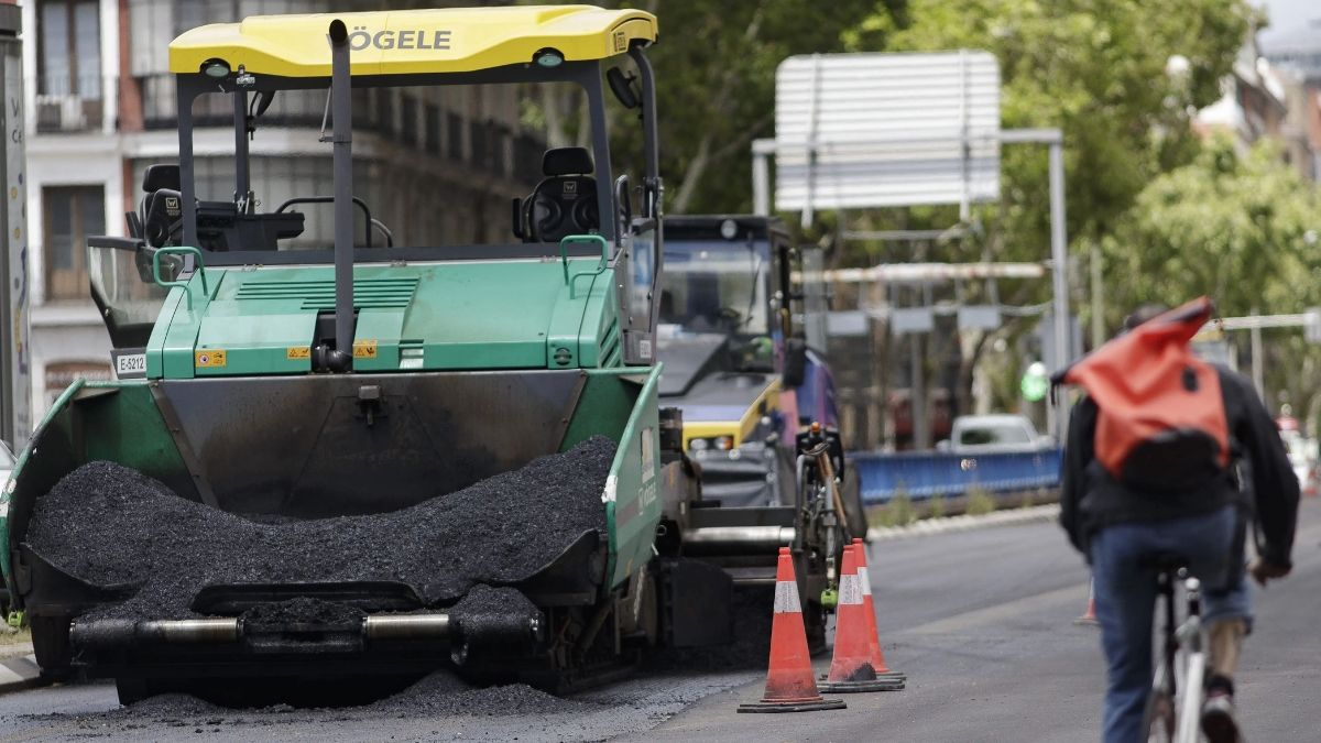 Máquina de asfaltar en una calle de Madrid