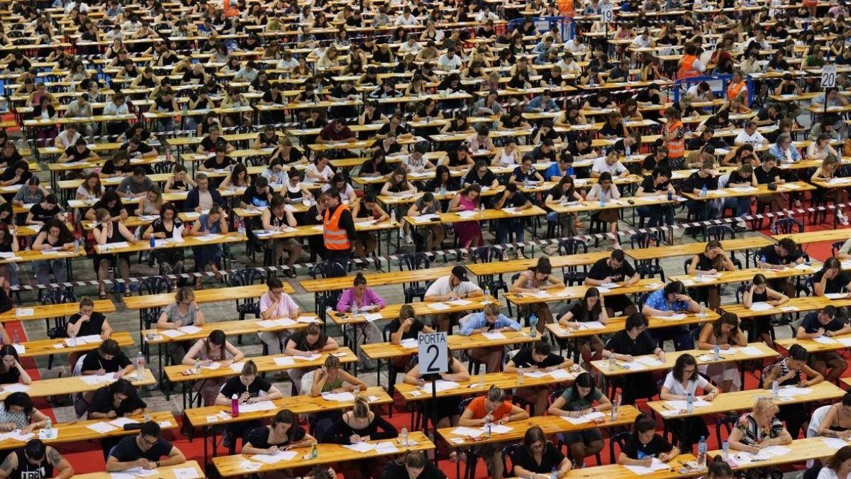 Un grupo de estudiantes examinándose de oposiciones