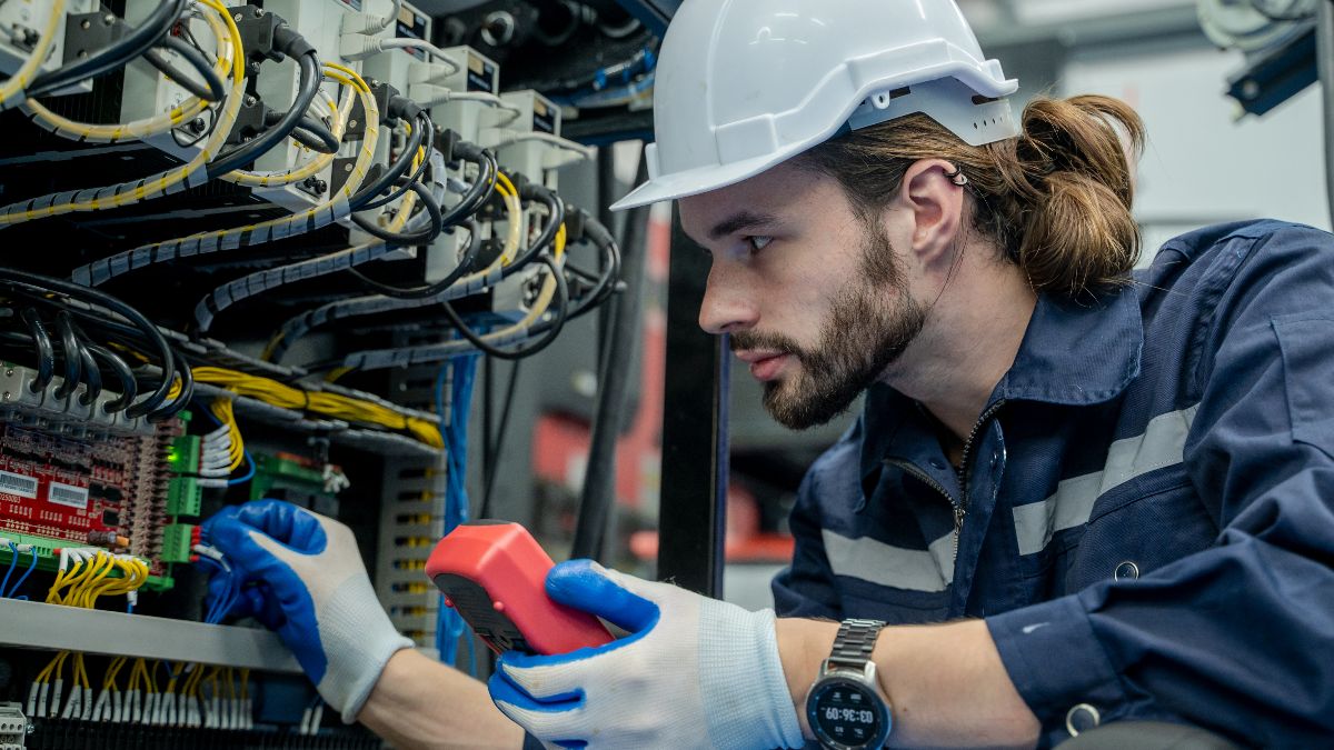 Un electricista arreglando una instalación