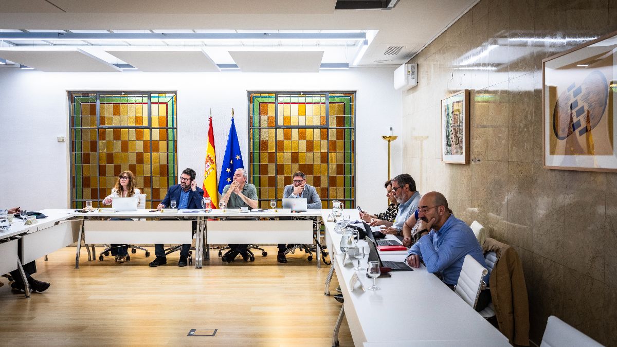 representantes sindicales y empresariales reunidos en la mesa de dialogo social ministerio de trabajo