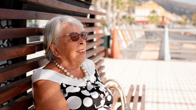 Una pensionista extranjera (68 años) feliz de vivir en España porque paga la mitad que en su país: “tengo una casa con vistas al mar Mediterráneo”