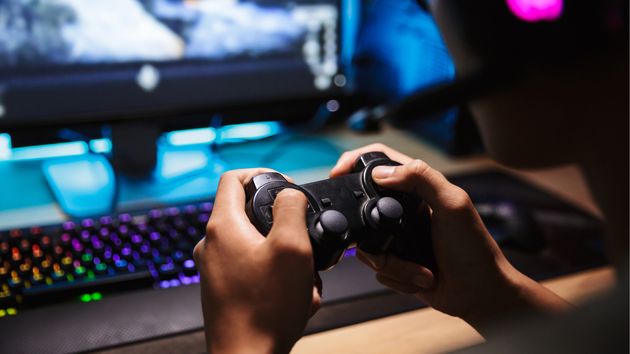 Léon (31), diseñador de videojuegos, gana 4.300 euros al mes: “Nacer en una familia rica es salir antes que el resto en una carrera de 100 metros”