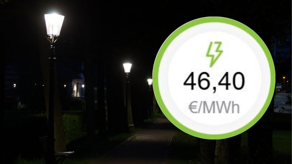 Unas farolas encendidas en la calle