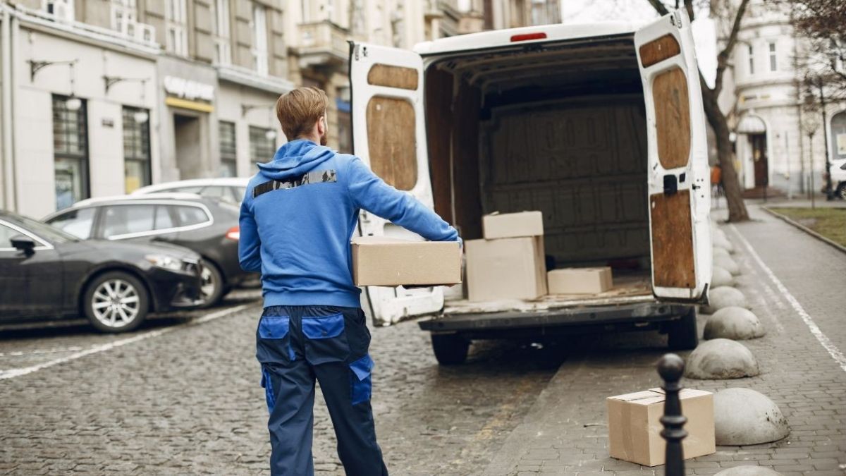 Un repartidor cargando una furgoneta
