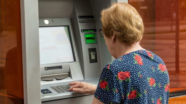 Cuándo se cobran las pensiones en septiembre de 2025: fechas de CaixaBank, BBVA, Santander, ING y otros bancos