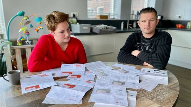 Una pareja recibe decenas de cartas del banco después de que unos estafadores abrieran cuentas en su domicilio: ahora una agencia de cobro de deudas los busca