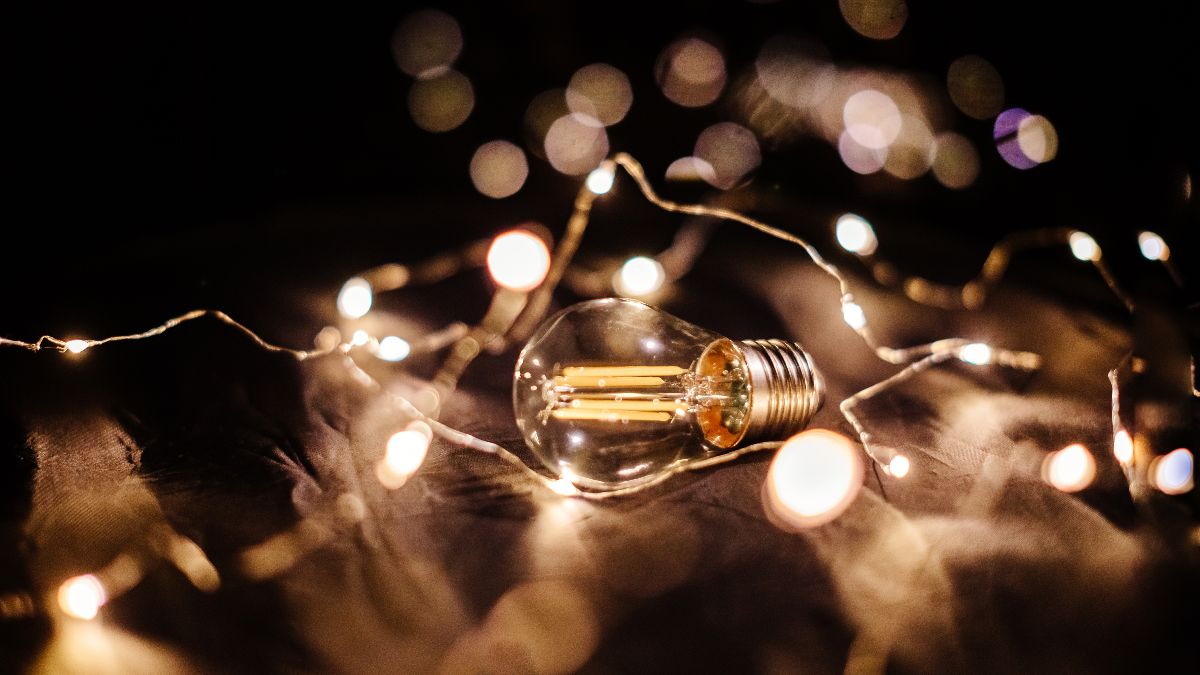 Una guirnalda de luz con una bombilla encendida