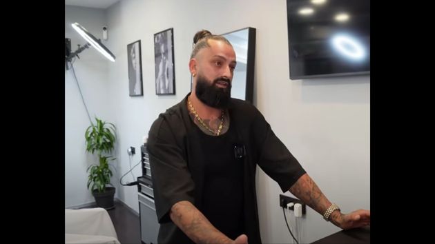 Manuel Cortés, barbero que le ha cortado el pelo a Cristiano Ronaldo y a Bad Bunny: “Si no estás en horario laboral, mínimo cobras unos 150 euros y si estás en horario laboral, los 150 están asegurados solo por salir”