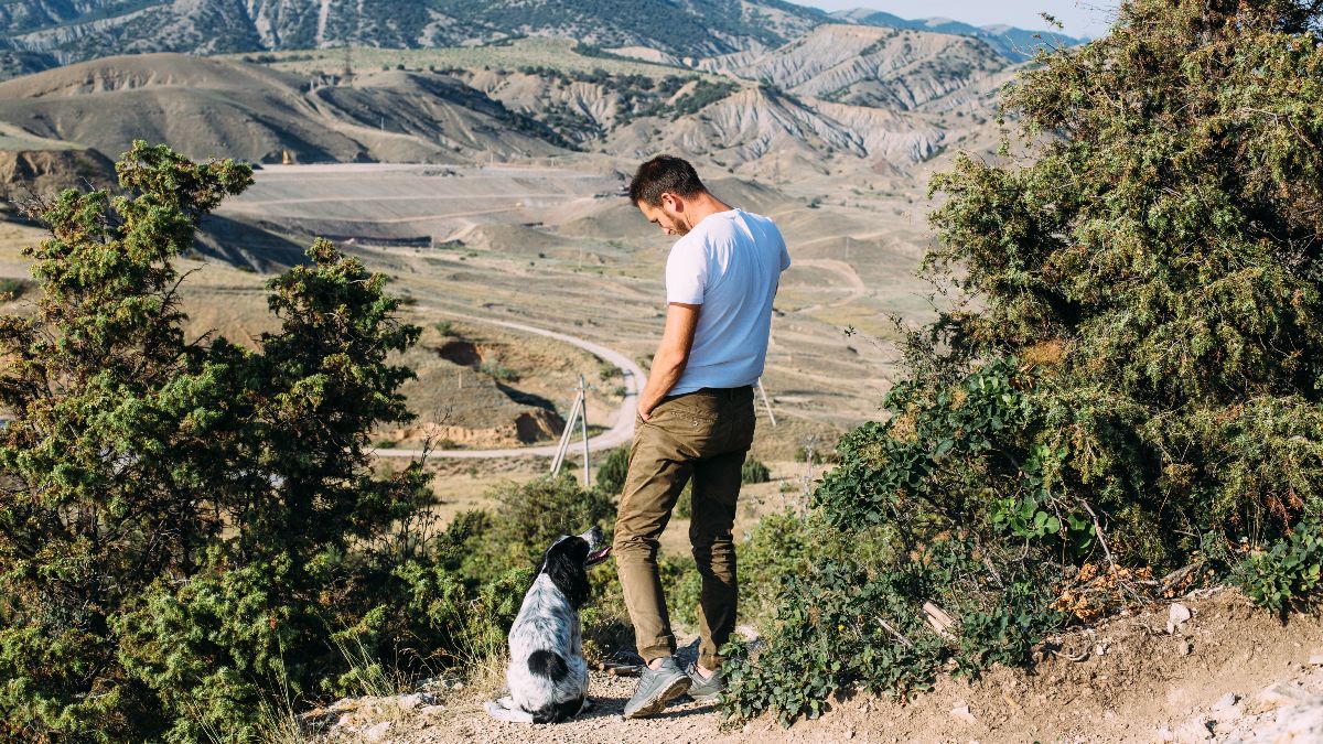 Un hombre con un perro