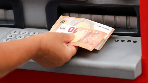 Un neobanco en España apuesta por recompensas: hasta 100 euros por invitar a amigos y descuentos en el supermercado