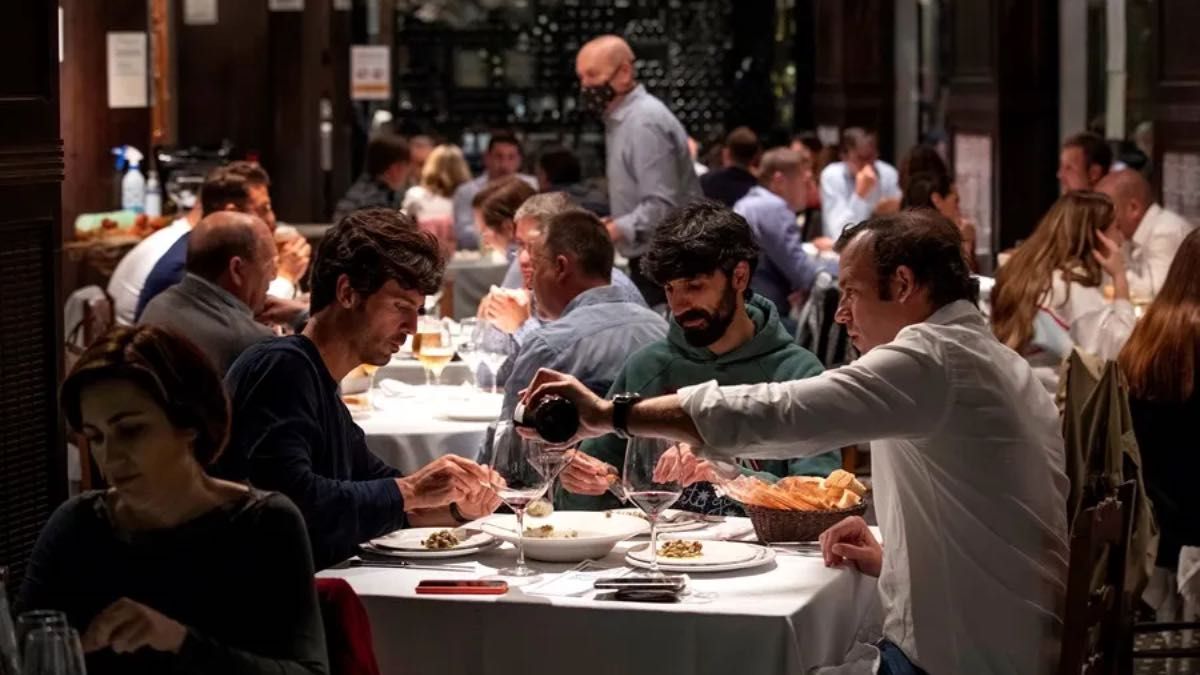 Personas cenando en un restaurante