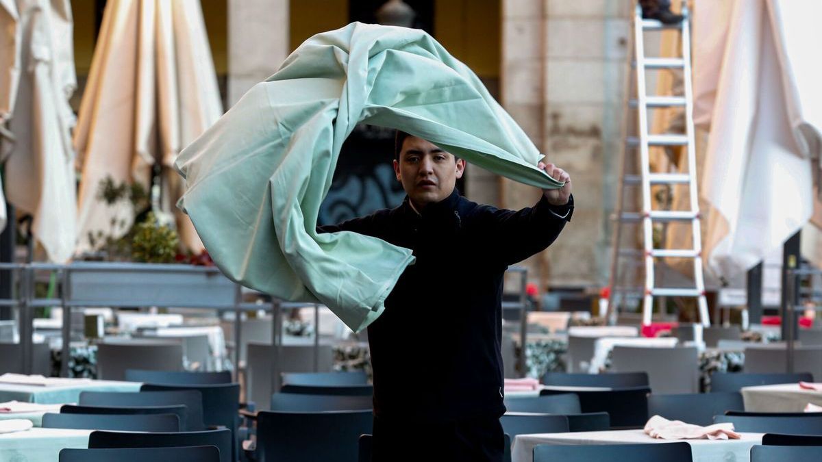 Un trabajador de la hostelería