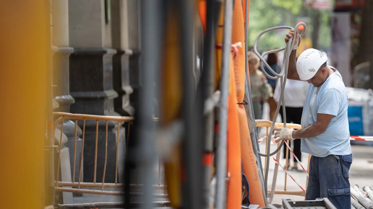 Un trabajador en una obra en construcción en Barcelona