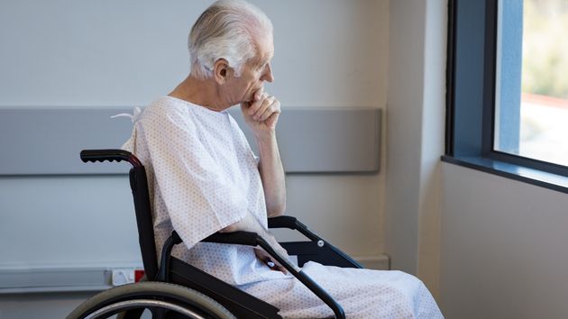 El cuidador de un anciano de 84 años con Parkinson le roba 37.600 euros y 950 euros más a su mujer cuando la hospitalizan: la Justicia lo ha condenado por estafa