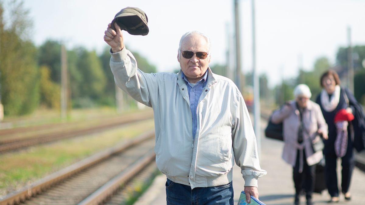 Un jubilado se despide antes de subir al tren